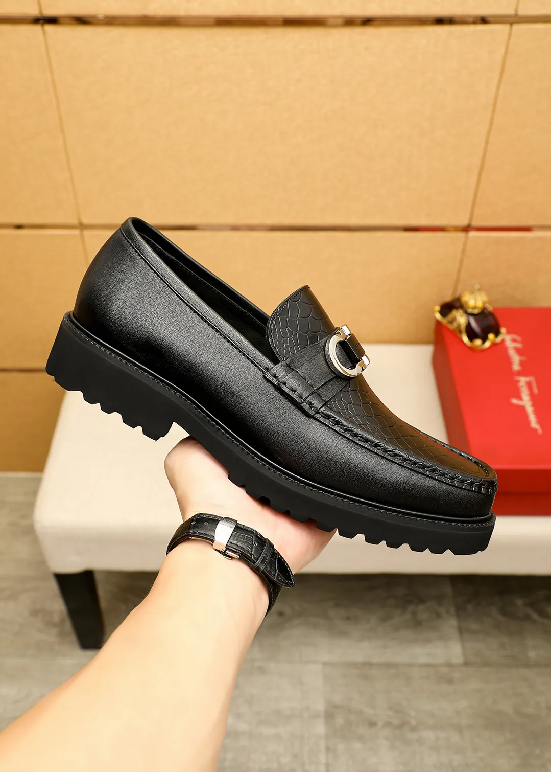 Men's shoes 💰560 💐 Product trademark: Ferragamo "Ferragamo" casual leather shoes Regular size: 38-44 (45.46🉑️customized) Product materials: Selected imported first-layer calfskin upper + original hardware buckle, imported water-dyed cowhide leather lining. Strong three-dimensional visual effect, original outsole color: 2 colors available